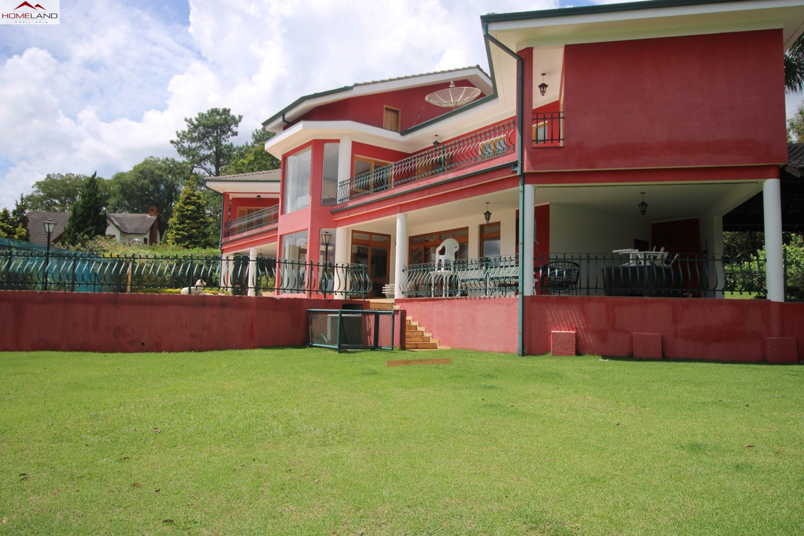 Casa com Quatro Suítes, Campo de Futebol e Pomar