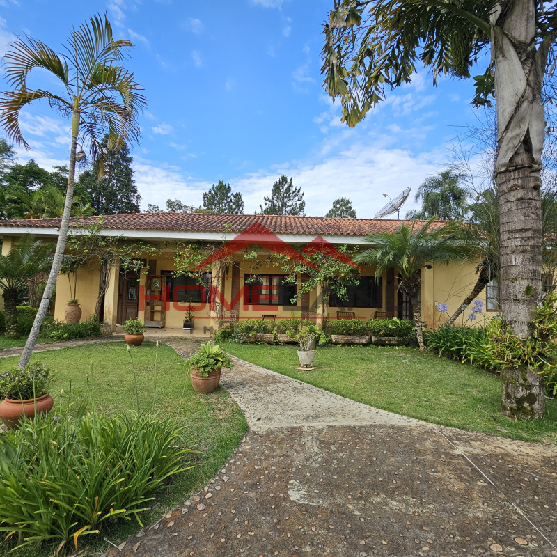 Casa térrea com uma suíte e 4 dormitórios