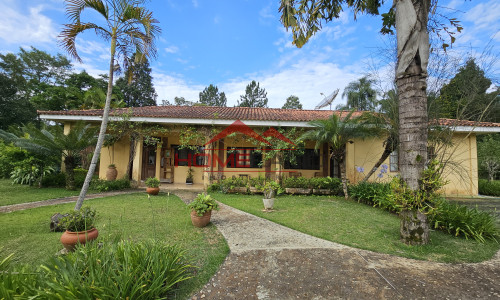 Casa térrea com uma suíte e 4 dormitórios