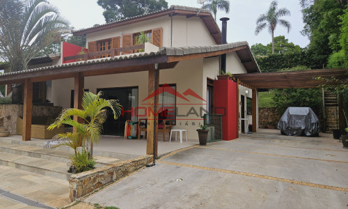 Casa com 2 Suítes e 4 Quartos