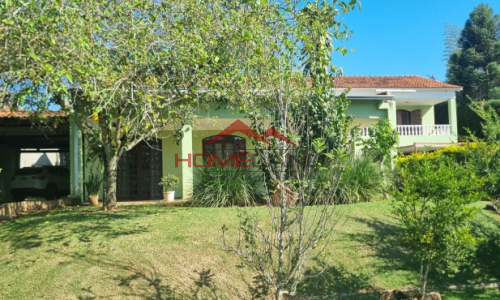 Casa com Varanda, Quatro Suítes e Três Quartos